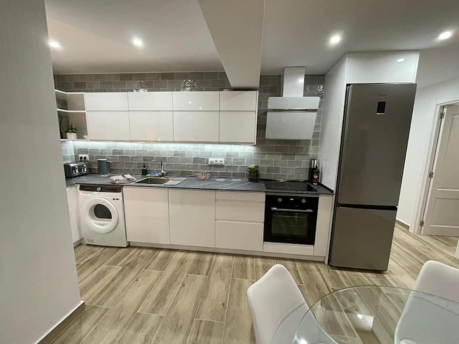 Waterfront 3 Bed Apartment, 90M From The Beach Platja de Larenal Екстериор снимка